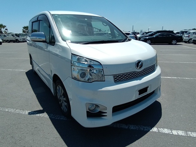TOYOTA VOXY 2013