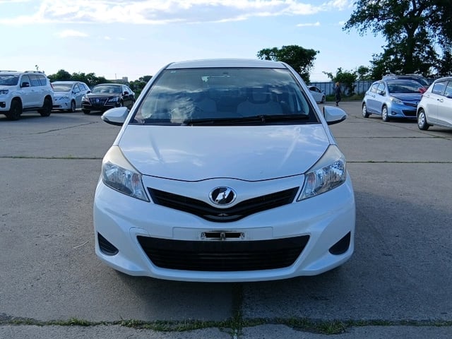 TOYOTA VITZ photo 2