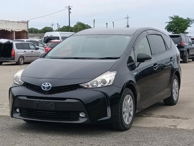 TOYOTA PRIUS ALPHA photo 3