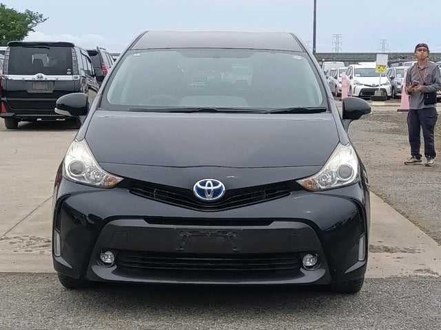 TOYOTA PRIUS ALPHA photo 2