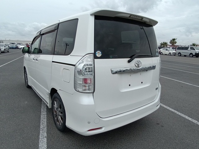 TOYOTA VOXY photo 3