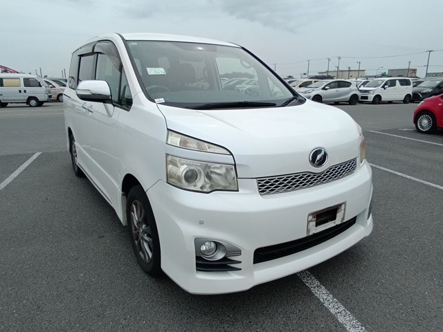TOYOTA VOXY 2011