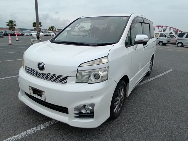 TOYOTA VOXY photo 2