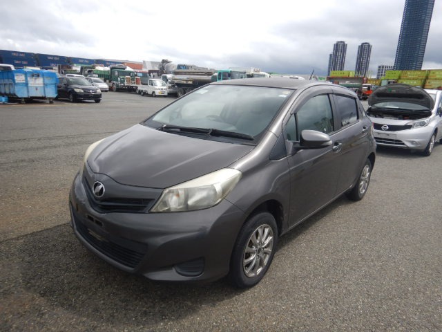 TOYOTA VITZ photo 2