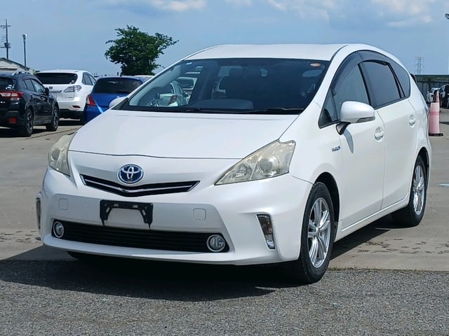 TOYOTA PRIUS ALPHA photo 3