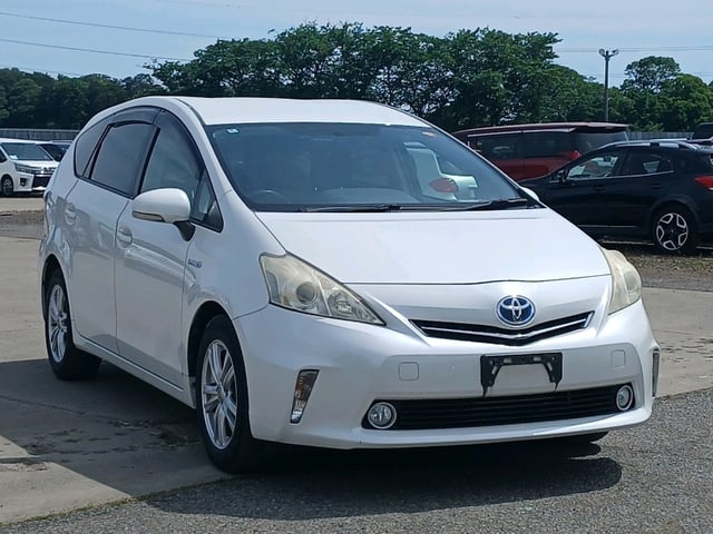 TOYOTA PRIUS ALPHA 2012