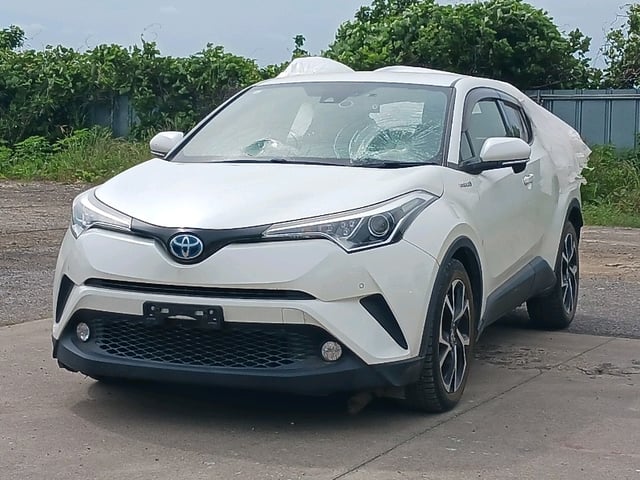 TOYOTA C-HR photo 3