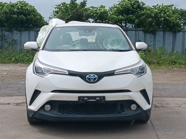 TOYOTA C-HR photo 2