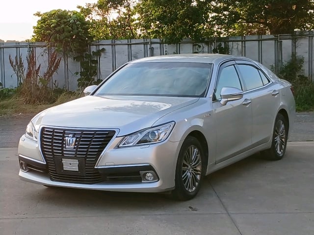 TOYOTA CROWN HYBRID photo 3