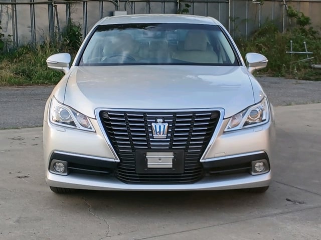 TOYOTA CROWN HYBRID photo 2