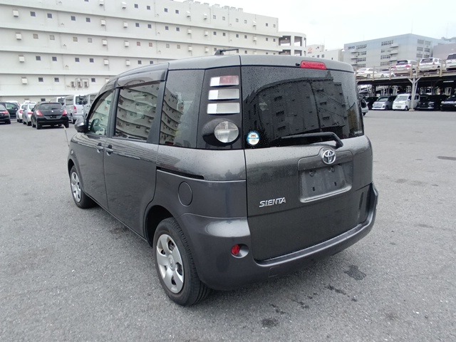 TOYOTA SIENTA photo 3
