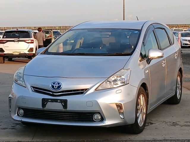 TOYOTA PRIUS ALPHA photo 3
