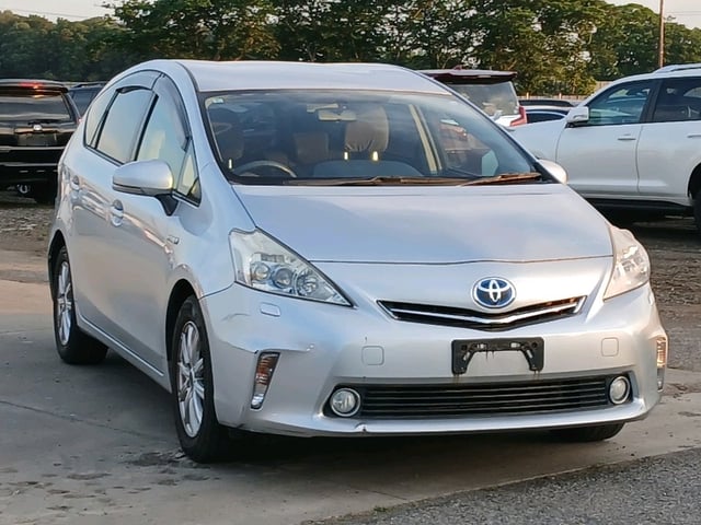 TOYOTA PRIUS ALPHA 2011