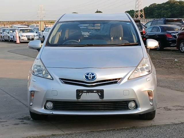 TOYOTA PRIUS ALPHA photo 2