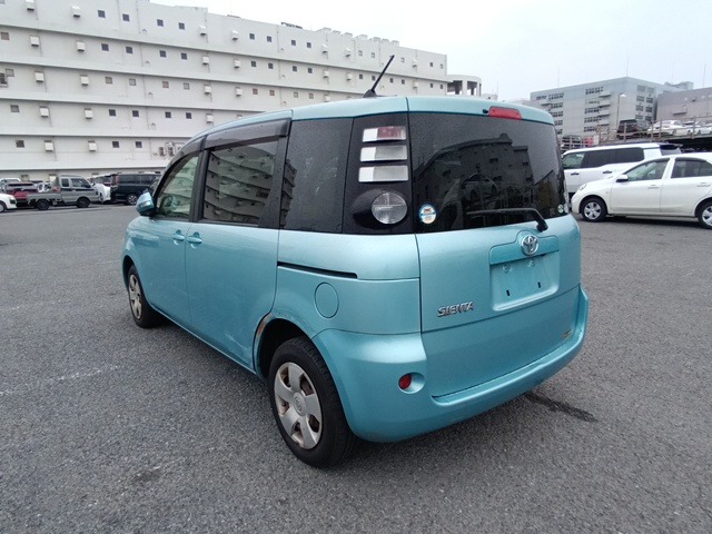 TOYOTA SIENTA photo 3