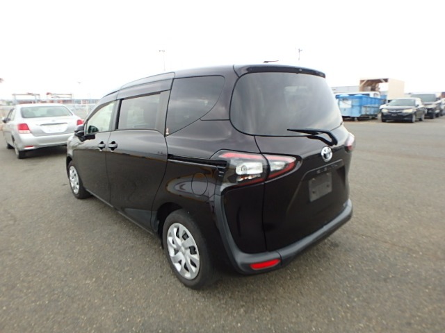 TOYOTA SIENTA photo 3