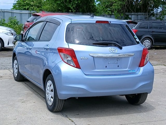 TOYOTA VITZ photo 2