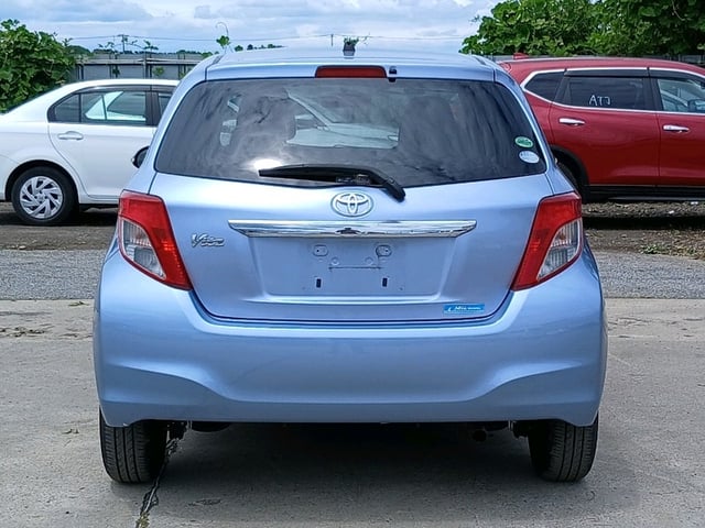 TOYOTA VITZ photo 3
