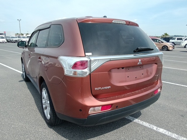 MITSUBISHI OUTLANDER photo 3