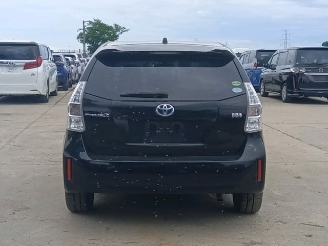 TOYOTA PRIUS ALPHA photo 2