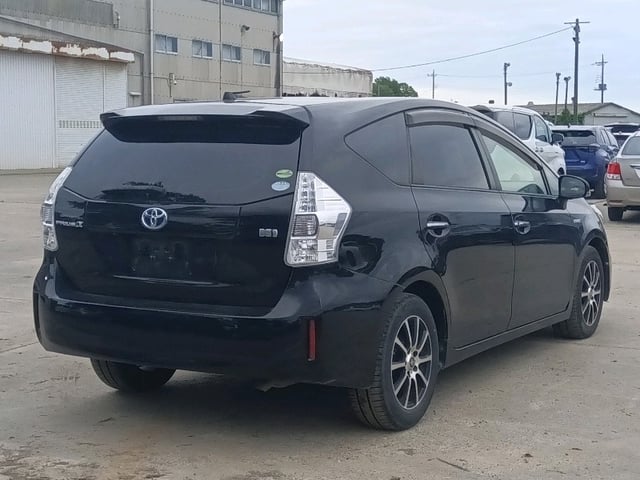TOYOTA PRIUS ALPHA photo 3