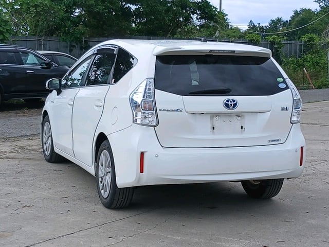 TOYOTA PRIUS ALPHA photo 2