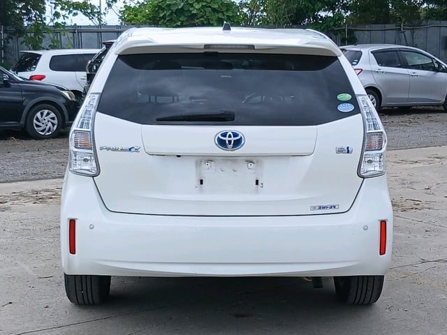TOYOTA PRIUS ALPHA photo 3