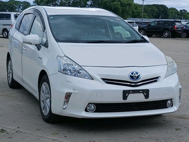 TOYOTA PRIUS ALPHA 2013