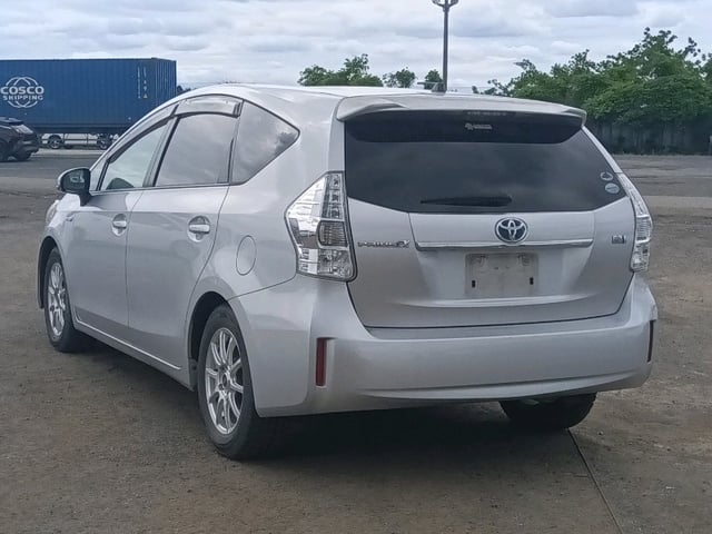 TOYOTA PRIUS ALPHA photo 2