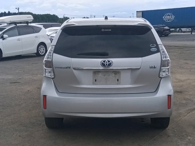 TOYOTA PRIUS ALPHA photo 3
