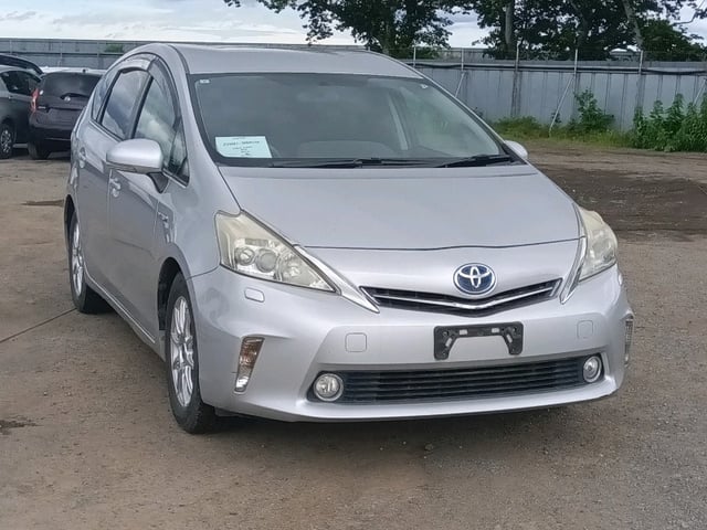 TOYOTA PRIUS ALPHA 2011