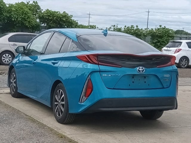 TOYOTA PRIUS PHV photo 2