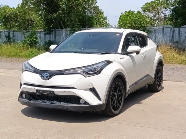 TOYOTA C-HR photo 3