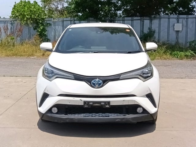 TOYOTA C-HR photo 2