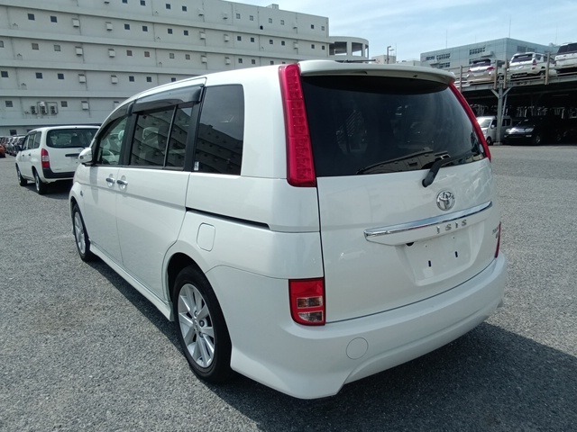 TOYOTA ISIS photo 3