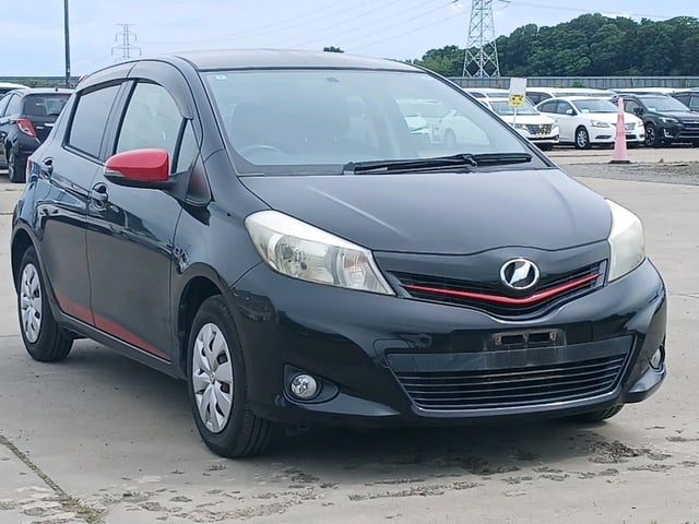 TOYOTA VITZ 2013