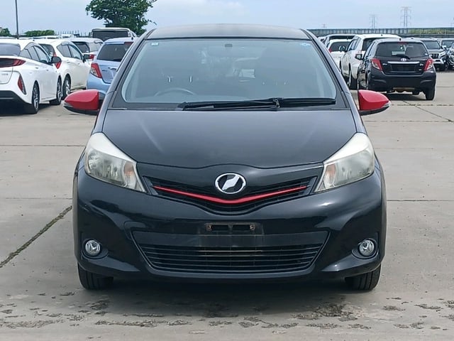 TOYOTA VITZ photo 2