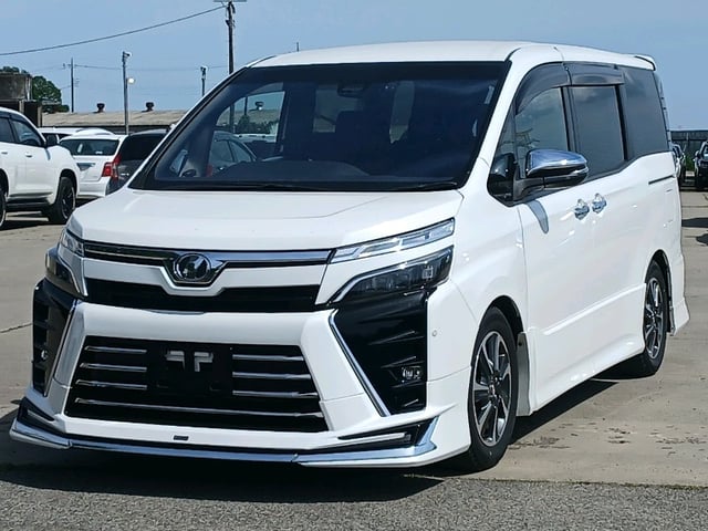 TOYOTA VOXY photo 3