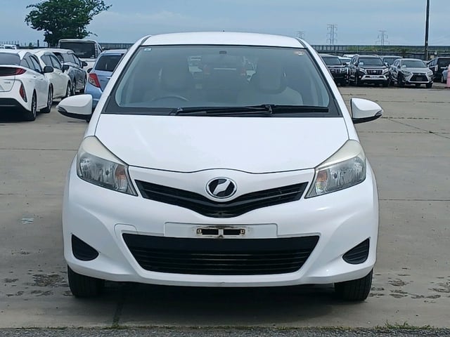 TOYOTA VITZ photo 2