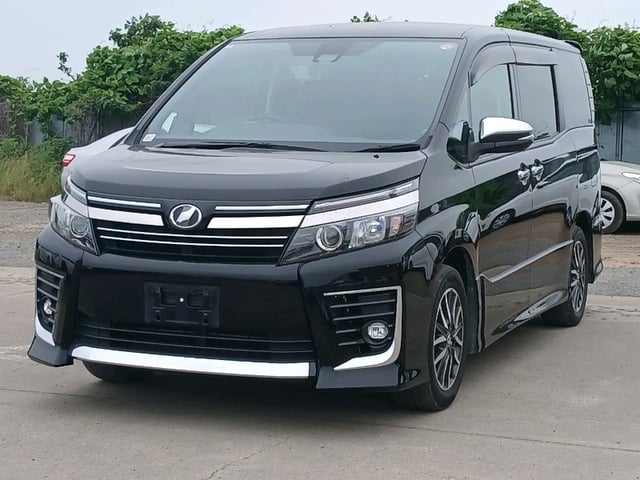 TOYOTA VOXY photo 3