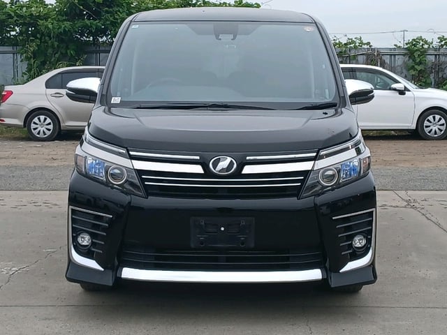 TOYOTA VOXY photo 2
