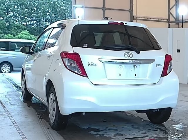 TOYOTA VITZ photo 3