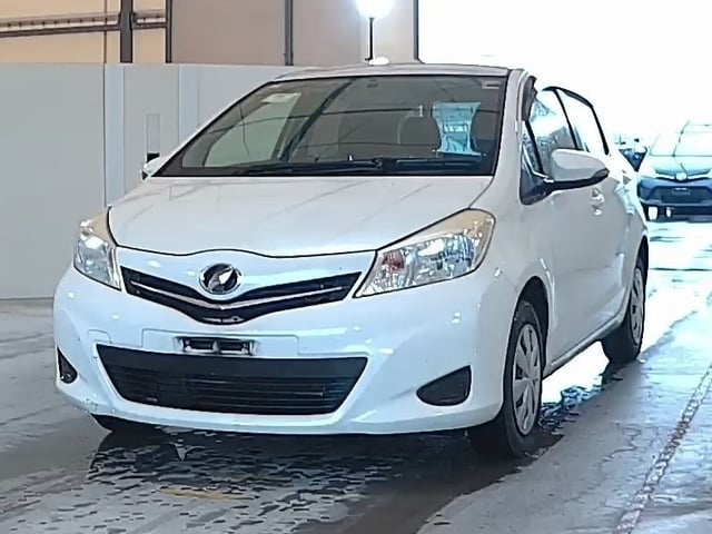 TOYOTA VITZ photo 2