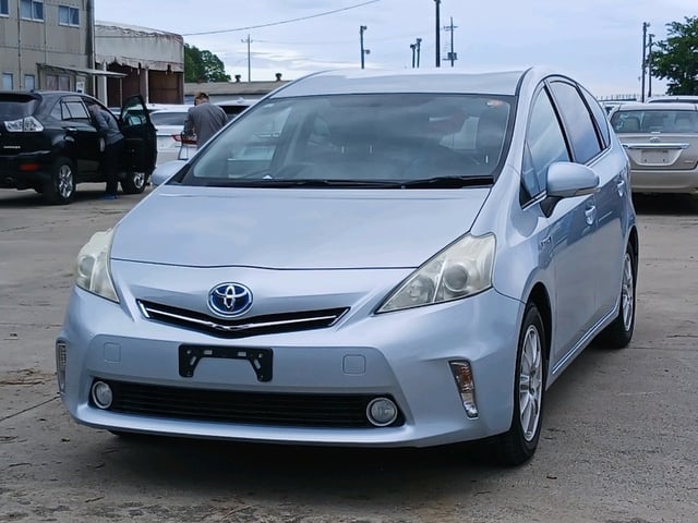TOYOTA PRIUS ALPHA photo 3
