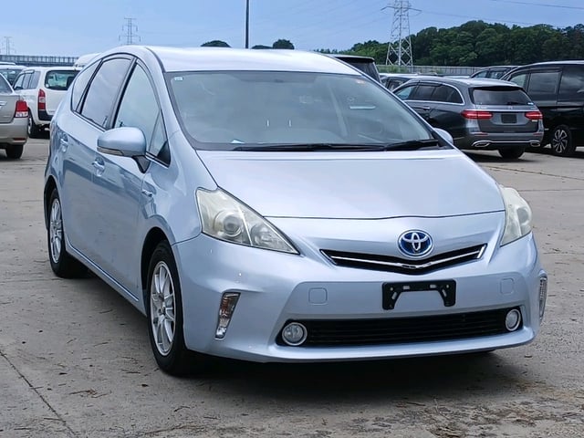 TOYOTA PRIUS ALPHA 2011