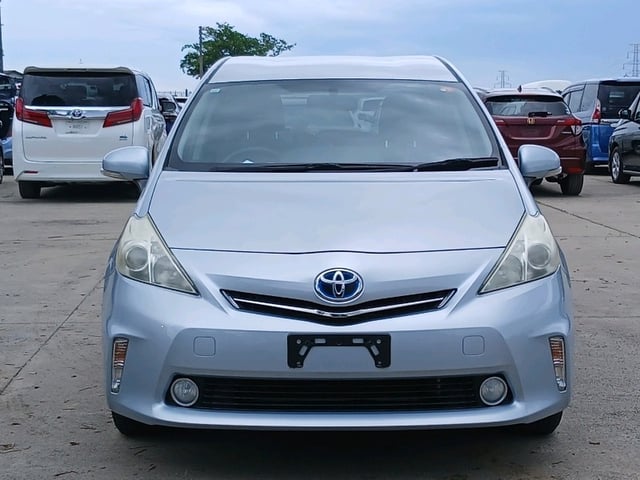 TOYOTA PRIUS ALPHA photo 2