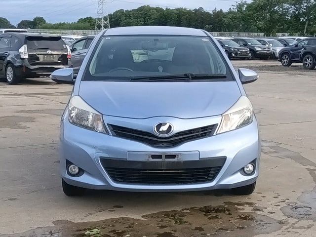 TOYOTA VITZ photo 2