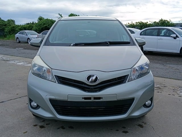 TOYOTA VITZ photo 2