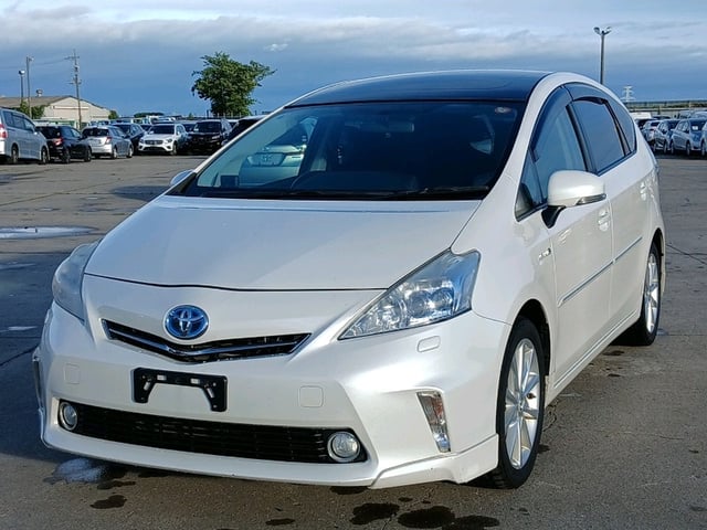 TOYOTA PRIUS ALPHA photo 3