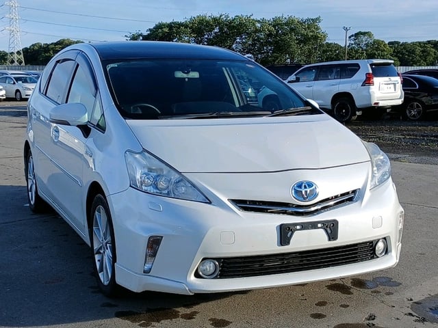 TOYOTA PRIUS ALPHA 2011